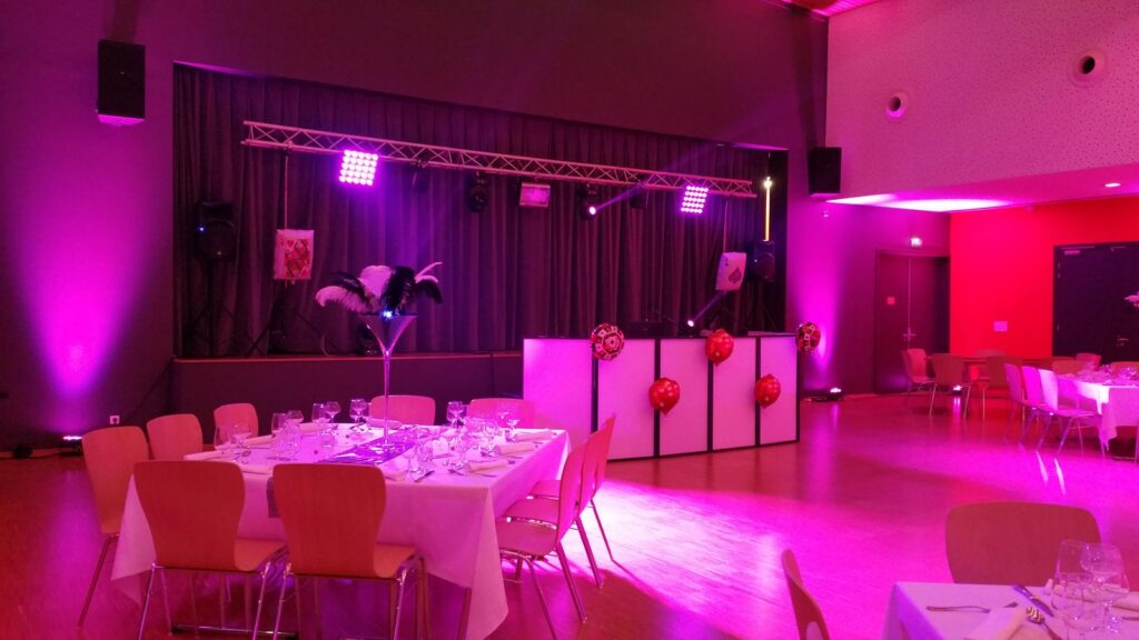 Salle mise en lumière violette pour une inauguration