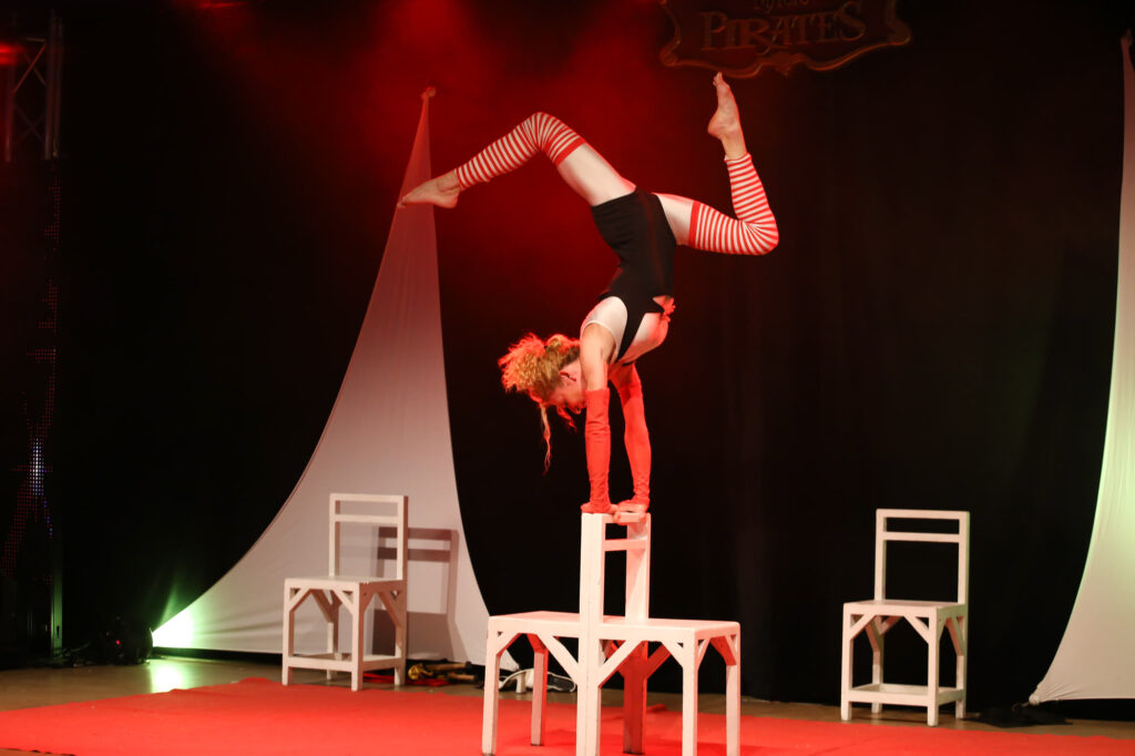 Spectacle sur scène avec éclairages