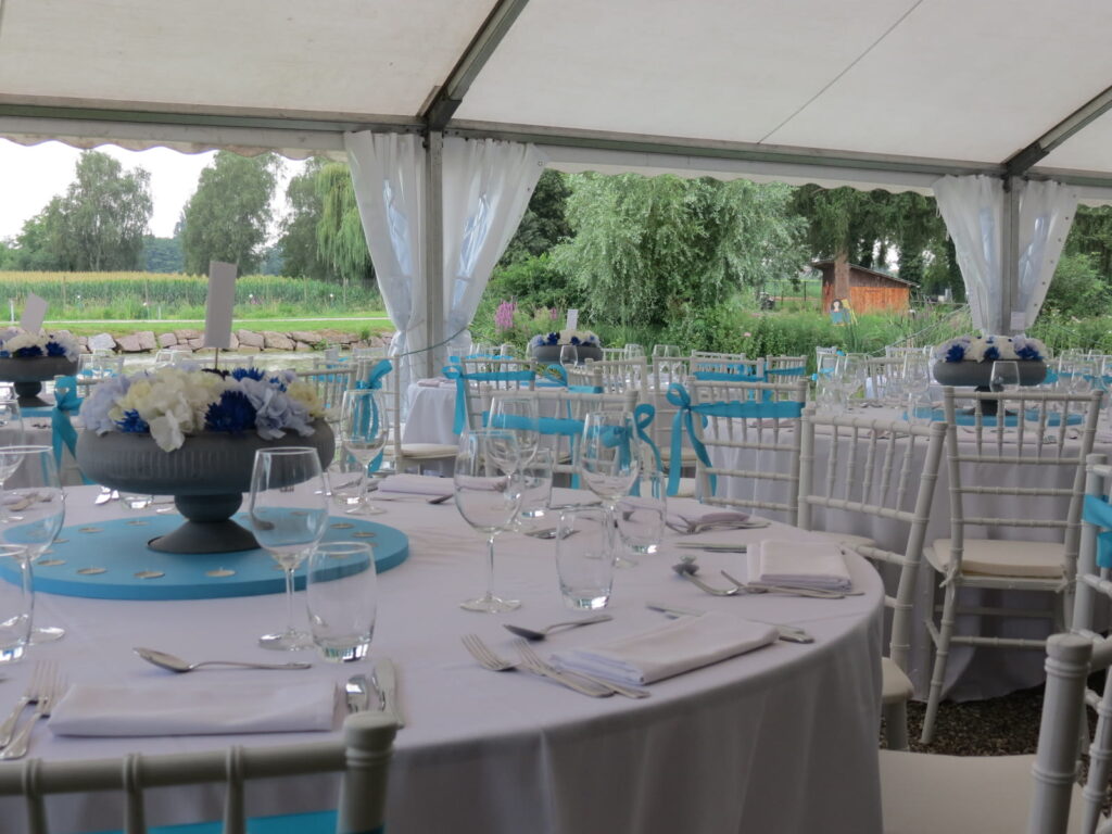 Table dressée avec décoration florale
