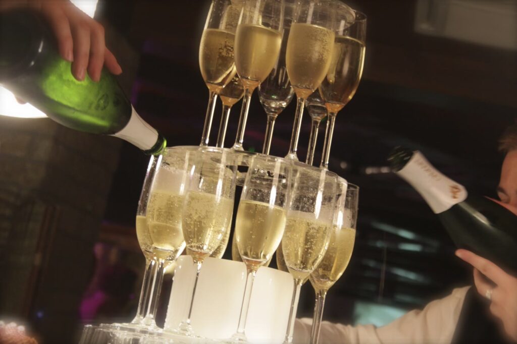 Service de champagne lors d'une réception Expression